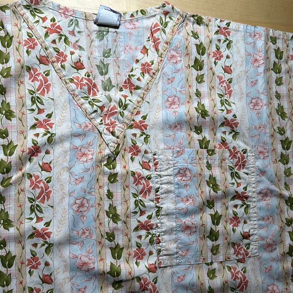 S.C.R.U.B.S. Cream Flower Patterned Scrub Top - Picture 2 of 5